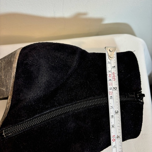 JOHN FLUEVOG Sz 9.5 Ankle Booties Suede Stacked Heel Zipper Closure Boots - Picture 5 of 12